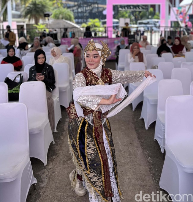 Salah satu peserta bernama Shafira Fitri Baraja (25 tahun) akan menampilkan aksi dance. Rasanya deg-degan karena ini first stage aku setelah melahirkan. Jadi aku excited untuk tampil hari ini, terangnya. Foto: Gresnia/Wolipop.
