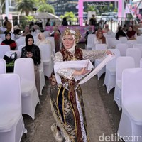 Salah satu peserta bernama Shafira Fitri Baraja (25 tahun) akan menampilkan aksi dance. Rasanya deg-degan karena ini first stage aku setelah melahirkan. Jadi aku excited untuk tampil hari ini, terangnya. Foto: Gresnia/Wolipop.