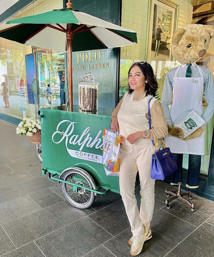 Awet Muda dan Cantik, Ini Keseruan Bella Saphira Ngopi di Luar Negeri Awet Muda dan Cantik, Ini Keseruan Bella Saphira Ngopi di Luar Negeri