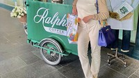 Salah satu hobi yang sering dibagikannya adalah mencicipi aneka kopi saat traveling. Saat di Singapura, Bella mencicipi kopi dari Ralph Coffee. Foto: Instagram @bellasaphiraofficial