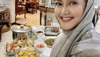 Spesial saat hari raya Lebaran, Bella menyiapkan banyak masakan dari ketupat, opot, sampai sate-satean untuk para tamu yang datang ke rumahnya. Foto: Instagram @bellasaphiraofficial