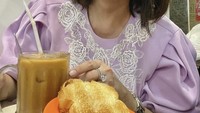 Tak afdol rasanya bagi Bella jika berkunjung ke satu kota tanpa mencicipi kopinya. Ini potret Bella saat minum kopi dan makan roti bakar di Siantar. Foto: Instagram @bellasaphiraofficial