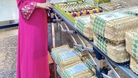 Sering adakan acara buka puasa bersama di rumahnya, Bella selalu menyiapkan aneka makanan, kue-kue sampai dessert spesial untuk tamu-tamunya. Foto: Instagram @bellasaphiraofficial