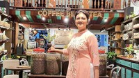 Liburan ke Vietnam, Bella langsung mampir ke salah satu toko kopi untuk mencicipi kopi autentik Vietnam yang terkenal dengan cita rasanya. Foto: Instagram @bellasaphiraofficial