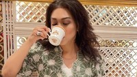 Mampir ke kafe mewah Bacha Coffee, Bella berpose dengan secangkir kopi hingga croissant yang jadi menu favoritnya. Foto: Instagram @bellasaphiraofficial