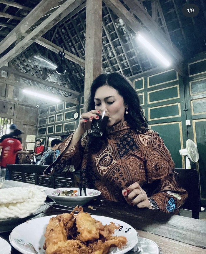 Awet Muda dan Cantik, Ini Keseruan Bella Saphira Ngopi di Luar Negeri