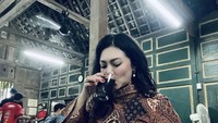 Tak hanya cicip kopi di luar negeri, Bella dibuat jatuh cinta dengan kopi dan pisang goreng di Kopi Klotok saat berada di Yogyakarta. Foto: Instagram @bellasaphiraofficial