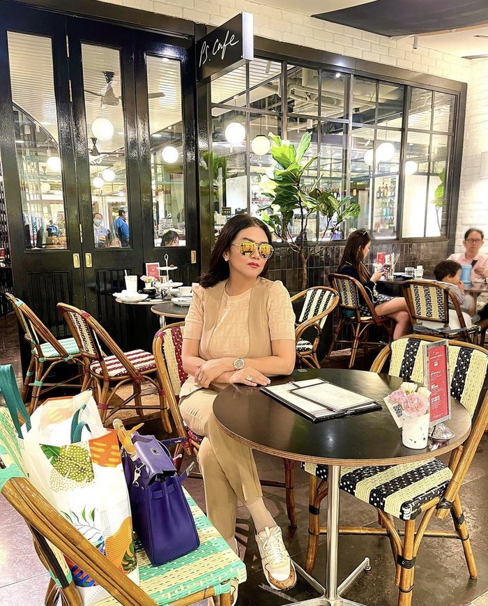 Awet Muda dan Cantik, Ini Keseruan Bella Saphira Ngopi di Luar Negeri Awet Muda dan Cantik, Ini Keseruan Bella Saphira Ngopi di Luar Negeri