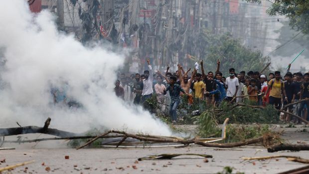 Bangladesh masih terus dilanda demonstrasi besar-besaran. Sejauh ini setidaknya puluhan orang tewas dalam aksi turun ke jalan yang dimotori oleh mahasiswa perguruan tinggi itu. (REUTERS/Mohammad Ponir Hossain)