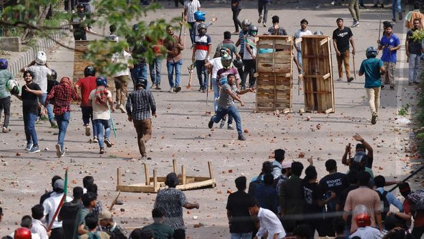 Bangladesh masih terus dilanda demonstrasi besar-besaran. Sejauh ini setidaknya puluhan orang tewas dalam aksi turun ke jalan yang dimotori oleh mahasiswa perguruan tinggi itu. (REUTERS/Mohammad Ponir Hossain)