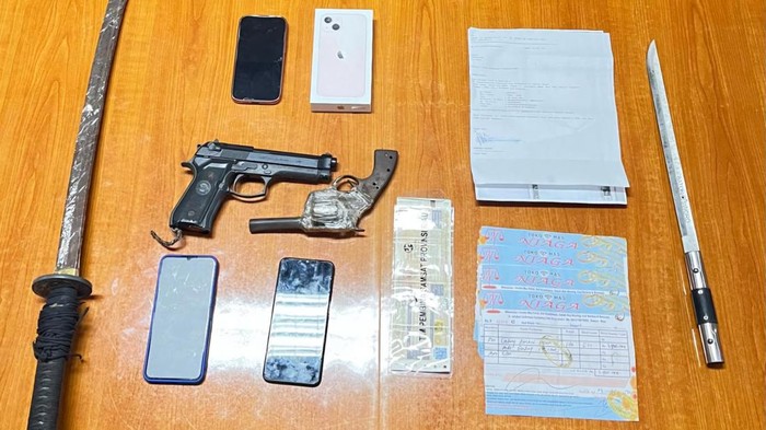 Barang bukti senjata yang diamankan polisi di kasus perampokan bidan di Dumai