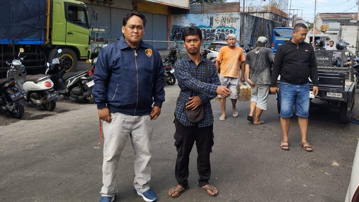 Bayu Tunggal Saputro, pelaku parkir nuthuk di Pasar Kangen Taman Budaya Yogyakarta saat diamankan dan diperiksa polisi, Sabtu (20/7/2024).