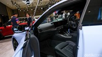 Di dalam kabin, BMW M4 Competition Coupé menawarkan kombinasi desain sporty dan kemewahan dengan kursi M sports. BMW Curved Display dengan sistem operasi BMW 8.5 menampilkan informasi spesifik M secara digital.