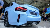 Bodi BMW 218i Gran Coupé M Sport rendah dan lebar dengan desain yang sporty. Lampu depan full-LED yang sedikit miring memberikan tampilan khas BMW.