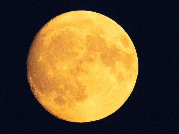 Buck Moon Hiasi Langit Polandia