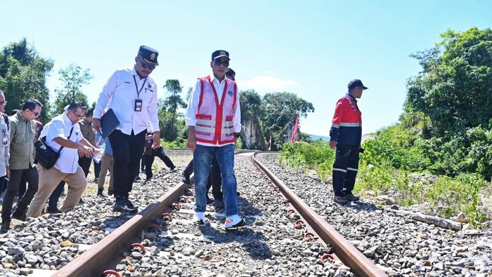 Menteri Perhubungan (Menhub) Budi Karya Sumadi mengunjungi Stasiun Mangilu di Kabupaten Pangkep, Sulawesi Selatan (Su (dok. Humas Kemenhub)