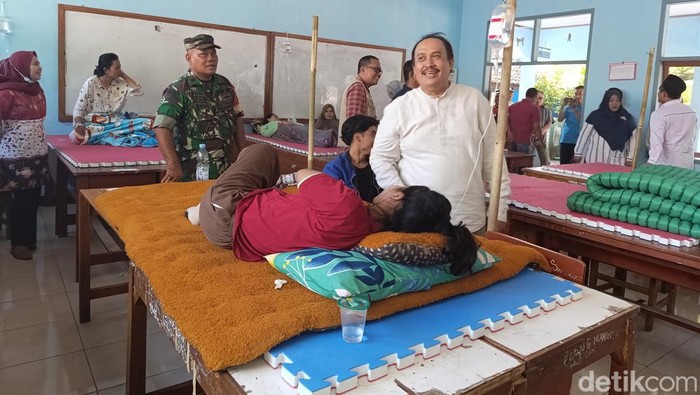 Bupati Pangandaran Jeje Wiradinata menengok siswa yang keracunan di SMA Negeri 1 Mangunjaya