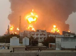 Kobaran Api Usai Israel Serang Depot Bahan Bakar Pelabuhan Yaman