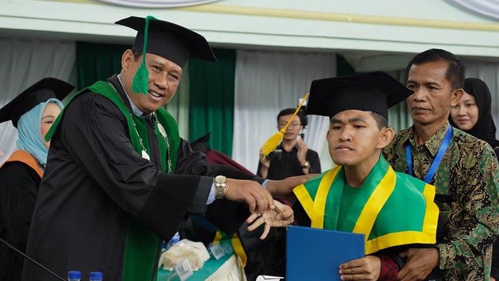 Dimas Dwi Putra, Mahasiswa Difabel saat menjalankan wisuda di UIN STS Jambi