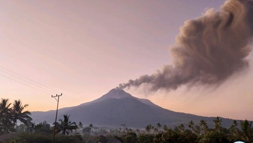 Erupsi Gunung Lewotobi Laki-laki di Flores Timur, NTT, pagi tadi, Sabtu (20/7/2024).