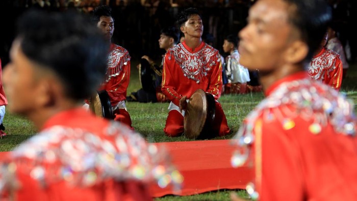 Sejumlah seniman menabuh rapai saat pembukaan festival rapai Aceh 2024 di lapangan Dinas Pendidikan dan Kebudayaan Aceh Barat, Aceh, Jumat (19/72024). Festival tersebut guna menumbuhkan semangat para seniman untuk terus melestarikan budaya Aceh termasuk kesenian-kesenian tradisionalnya. ANTARA FOTO/Syifa Yulinnas/aww.