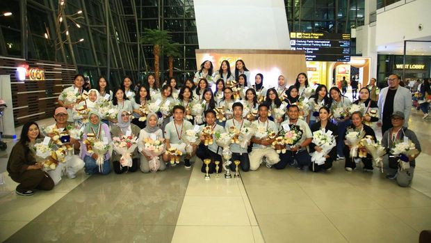 Foto: Puluhan siswa SMA Labschool Kebayoran Jakarta menyabet gelar Grandprix pada lomba International Youth Festival of Music and Arts-Muses 2024 di Bulgaria. (Dok. istimewa)