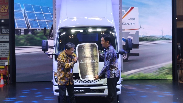 Fuso eCanter listrik resmi dijual di Indonesia.