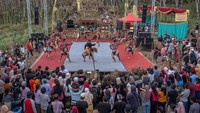 Foto udara kelompok seni menampilkan tari Kuda Lumping (Jaran Kepang) dalam pagelaran Gelar Karya Jaran Kepang 2024 bertajuk Sad Turonggo Gumregah #1 (enam kuda yang bangkit) di Dusun Sombron, Desa Tlompakan, Kabupaten Semarang, Jawa Tengah, Sabtu (20/07/2024).