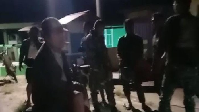 Viral di media sosial (medsos) anggota TNI pingsan diduga gegara melihat penampakan pocong di Desa Tulabolo, Kecamatan Suwawa Timur, Kabupaten Bone Bolango, Gorontalo.