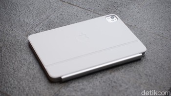 Magic Keyboard baru memiliki cover depan dan belakang yang terbuat dari bahan yang tahan lama, memberikan perlindungan menyeluruh untuk iPad Pro M4 dari goresan, benturan, dan debu. Foto: Adi Fida Rahman/detikINET