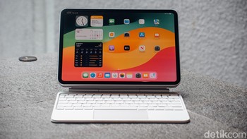 Magic Keyboard baru memiliki engsel yang dapat disesuaikan, memungkinkan pengguna untuk mengatur sudut layar iPad Pro M4 sesuai dengan keinginan. Foto: Adi Fida Rahman/detikINET