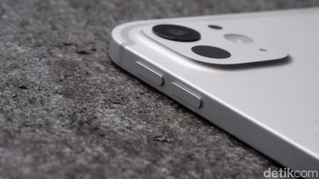 iPad Pro M4 2024 versi 11 inch punya ketebalan 5,5 inch dengan bobot 580 gram. Foto: Adi Fida Rahman/detikINET