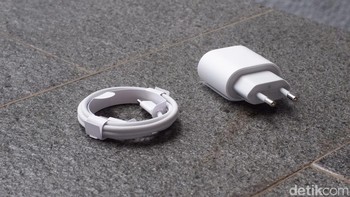 Dalam paket penjualannya, Apple masih memberikan kabel USB-C dan adaptor 30W. Foto: Adi Fida Rahman/detikINET