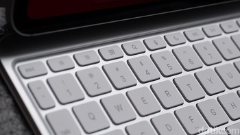 Magic Keyboard baru untuk iPad Pro M4 lebih tipis dan ringan dibandingkan pendahulunya, membuatnya lebih mudah dibawa ke mana saja. Magic Keyboard baru untuk iPad Pro M4 lebih tipis dan ringan dibandingkan pendahulunya, membuatnya lebih mudah dibawa ke mana saja. Foto: Adi Fida Rahman/detikINET