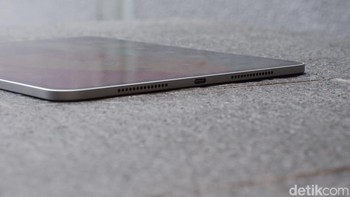 iPad Pro M4 2024 memiliki port USB-C Thunderbolt 3 dan USB 4 untuk koneksi cepat. Foto: Adi Fida Rahman/detikINET