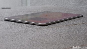 Empat speaker disematkan di iPad Pro terbaru. Dua di sisi kanan dan kiri. Foto: Adi Fida Rahman/detikINET