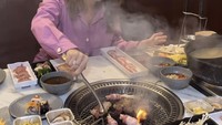 Irma Darmawangsa ternyata penyanyi yang hobi kulineran. Datang ke restoran barbecue ala Korea Selatan ia menikmati momen membakar daging. Foto: Instagram/irmadarmawangsa