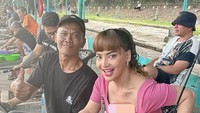 Kegiatan di alam juga disenangi Irma Darmawangsa. Ia handal memancing di kolam pemancingan bersama bapak-bapak yang baru dikenalnya. Foto: Instagram/irmadarmawangsa