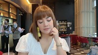 Menikmati makanan enak di restoran juga menjadi cara Irma menghargai kerja kerasnya. Makanan mirip bitterballen ini dipesan dengan segelas es cokelat. Foto: Instagram/irmadarmawangsa