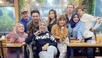 Demi menjalin silaturahmi sesama rekan satu profesi, Irma Darmawangsa jiga sering hangout. Bersama rombongan teman-temannya ia memilih kafe yang nyaman untuk bersantai. Foto: Instagram/irmadarmawangsa