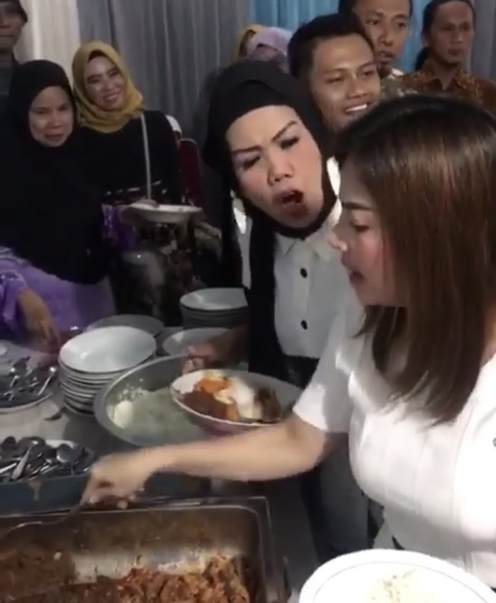 Irma Darmawangsa Jago Mancing hingga Rebutan Lauk Bareng Elly Sugigi Irma Darmawangsa Jago Mancing hingga Rebutan Lauk Bareng Elly Sugigi