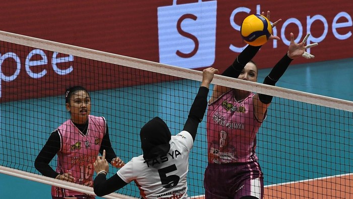 Jakarta Popsivo Polwan kalahkan Jakarta Pertamina Enduro Pevoli Jakarta Popsivo Polwan Irina Voronkova (kiri) melakukan smes ke arah pevoli Jakarta Pertamina Enduro Maradanti Namira (tengah) dan Dewi Intan (kanan) pada perebutan juara ketiga Proliga 2024 di Indonesia Arena, GBK, Senayan, Sabtu (20/7/2024). Jakarta Popsivo Polwan menang dengan skor 3-1 (25-18, 23-25, 25-16, 25-13) dan menjadi juara ketiga pada Proliga 2024. ANTARA FOTO/Fakhri Hermansyah/tom.