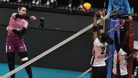 Pevoli Jakarta Popsivo Polwan Irina Voronkova (kiri) melakukan smes ke arah pevoli Jakarta Pertamina Enduro Maradanti Namira (tengah) dan Dewi Intan (kanan) pada perebutan juara ketiga Proliga 2024 di Indonesia Arena, GBK, Senayan, Sabtu (20/7/2024).