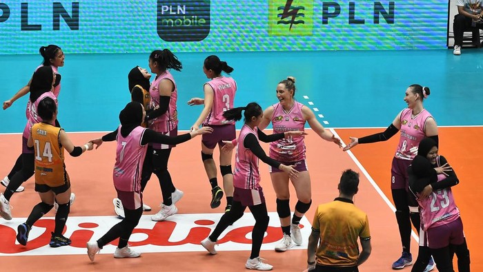 Jakarta Popsivo Polwan kalahkan Jakarta Pertamina Enduro Pevoli Jakarta Popsivo Polwan Irina Voronkova (kiri) melakukan smes ke arah pevoli Jakarta Pertamina Enduro Maradanti Namira (tengah) dan Dewi Intan (kanan) pada perebutan juara ketiga Proliga 2024 di Indonesia Arena, GBK, Senayan, Sabtu (20/7/2024). Jakarta Popsivo Polwan menang dengan skor 3-1 (25-18, 23-25, 25-16, 25-13) dan menjadi juara ketiga pada Proliga 2024. ANTARA FOTO/Fakhri Hermansyah/tom.