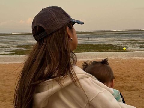 Jennifer Coppen merayakan ulang tahun di pinggir pantai.