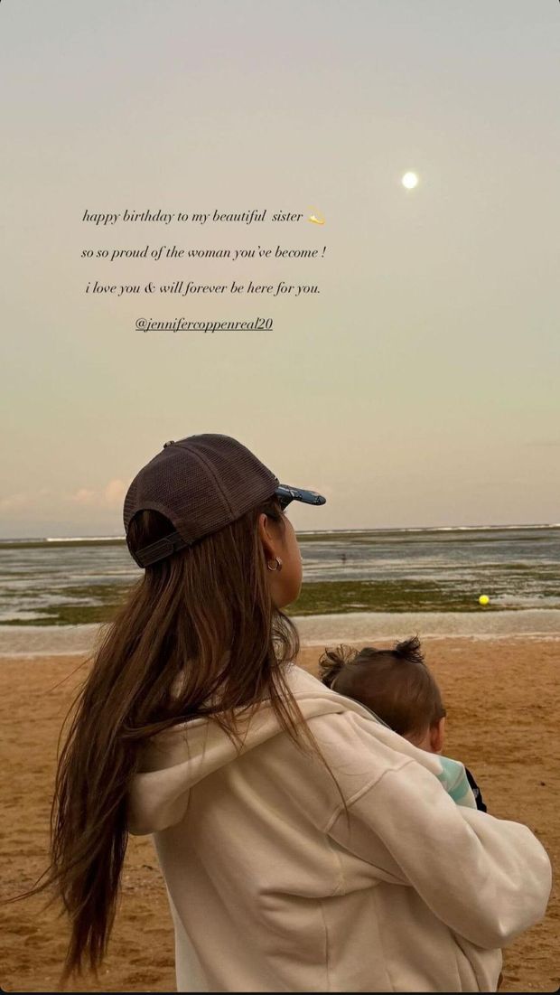 Jennifer Coppen merayakan ulang tahun di pinggir pantai.