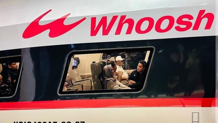 Jokowi & Erick Thohir ngobrol di Kereta Cepat