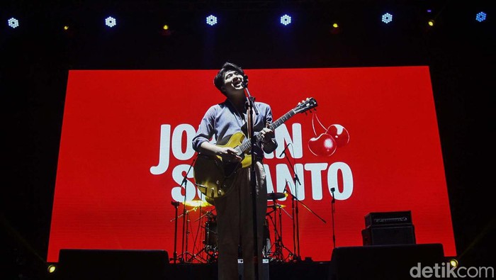 Jordan Susanto tampil dalam gelaran musik We The Fest 2024. Musisi jazz itu tampil memukau.