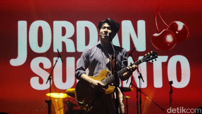 Jordan Susanto tampil dalam gelaran musik We The Fest 2024. Musisi jazz itu tampil memukau.