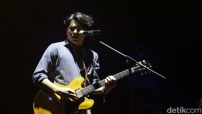 Jordan Susanto tampil dalam gelaran musik We The Fest 2024. Musisi jazz itu tampil memukau.